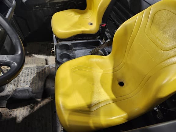 Image of John Deere XUV 835M equipment image 2