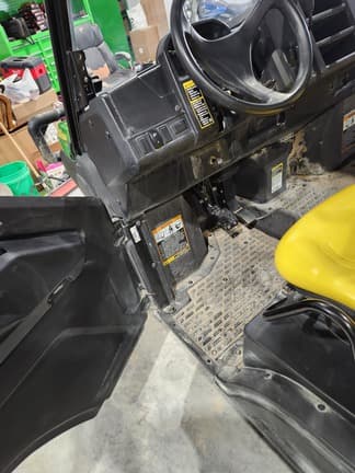 Image of John Deere XUV 835M equipment image 4