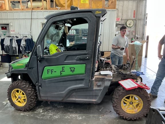 Image of John Deere XUV 835M equipment image 1