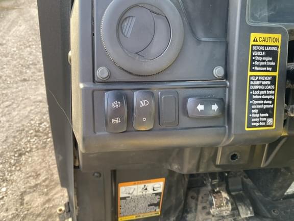 Image of John Deere XUV 835M equipment image 1