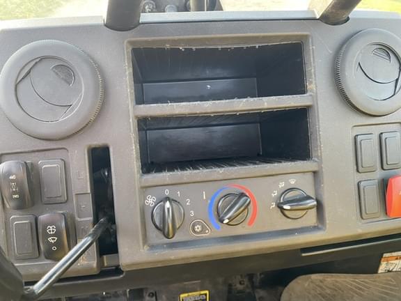 Image of John Deere XUV 835M equipment image 2