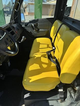 Image of John Deere XUV 835M equipment image 2