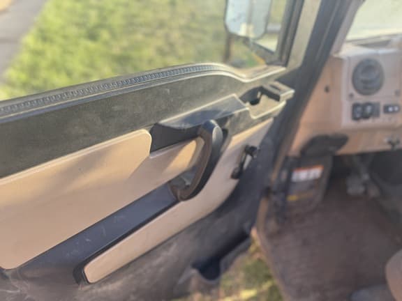 Image of John Deere XUV 835R equipment image 3