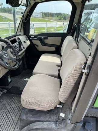 Image of John Deere XUV 835R equipment image 4