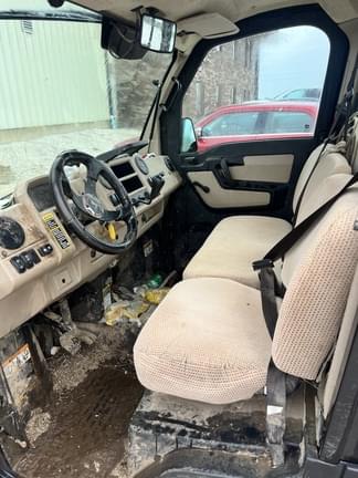 Image of John Deere XUV 835R equipment image 4