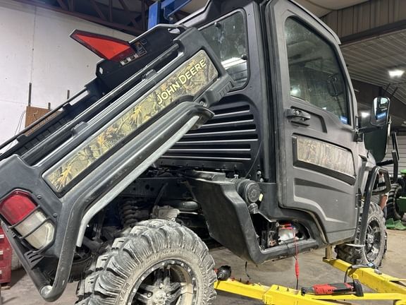 2019 John Deere XUV 835R Equipment Image0