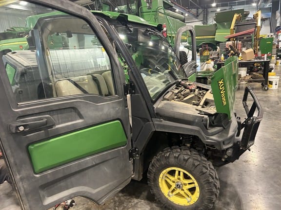 2019 John Deere XUV 835R Equipment Image0