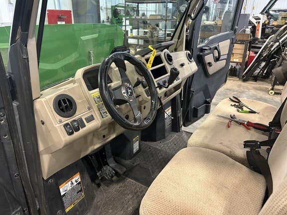 Image of John Deere XUV 835R equipment image 4
