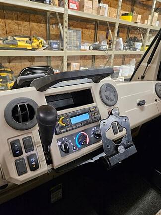 Image of John Deere XUV 835R equipment image 3