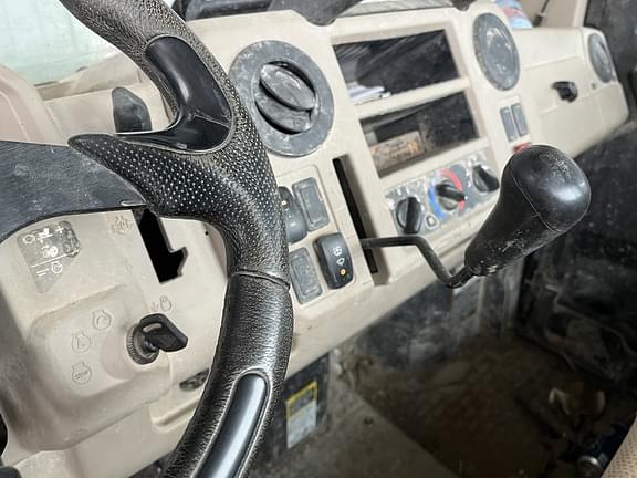 Image of John Deere XUV 835R equipment image 2