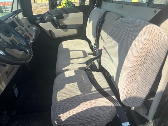 Image of John Deere XUV 835R equipment image 2