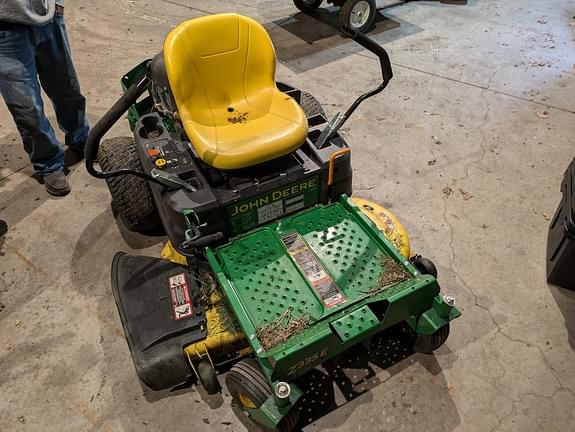 Image of John Deere Z335E equipment image 3
