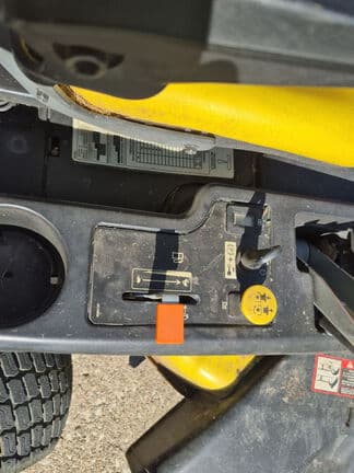 Image of John Deere Z345M equipment image 4