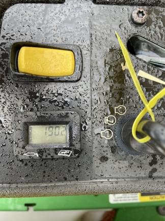 Image of John Deere Z735E equipment image 1