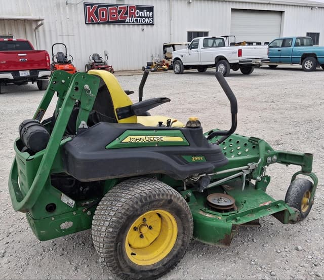Image of John Deere Z915E equipment image 1