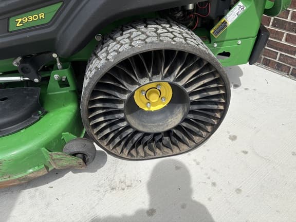 Image of John Deere Z930R equipment image 3