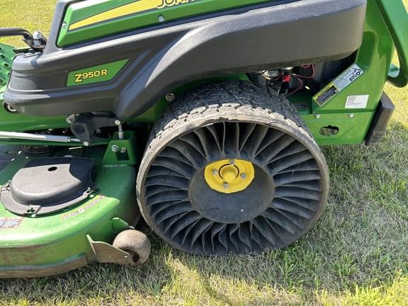 Image of John Deere Z950R equipment image 1