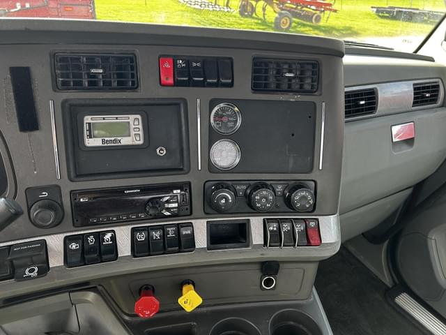 Image of Kenworth T680 equipment image 3