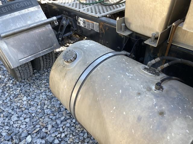 Image of Kenworth T680 equipment image 4