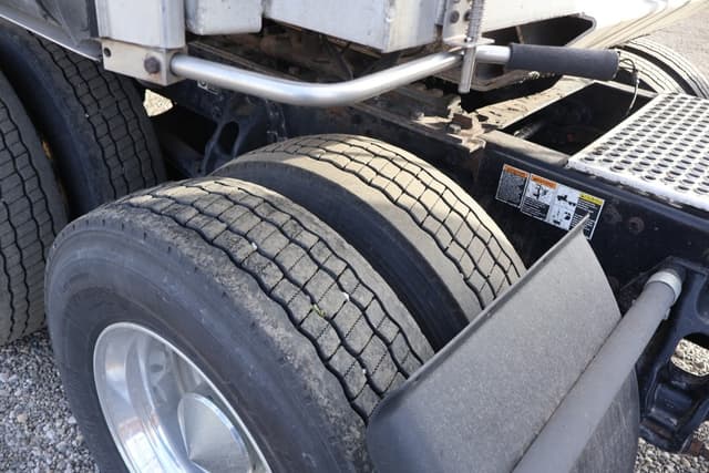 Image of Kenworth T680 equipment image 3