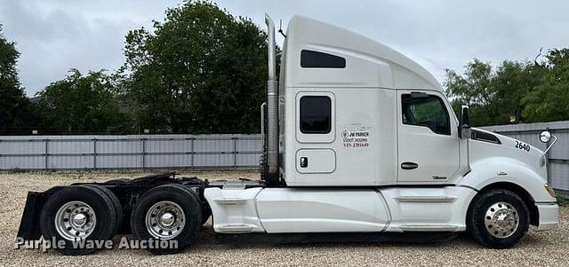 Image of Kenworth T680 equipment image 3