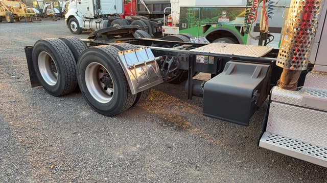 Image of Kenworth T680 equipment image 4