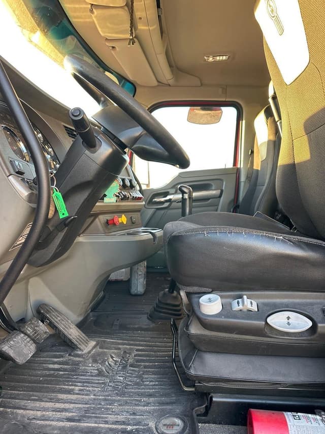 Image of Kenworth T880 equipment image 4