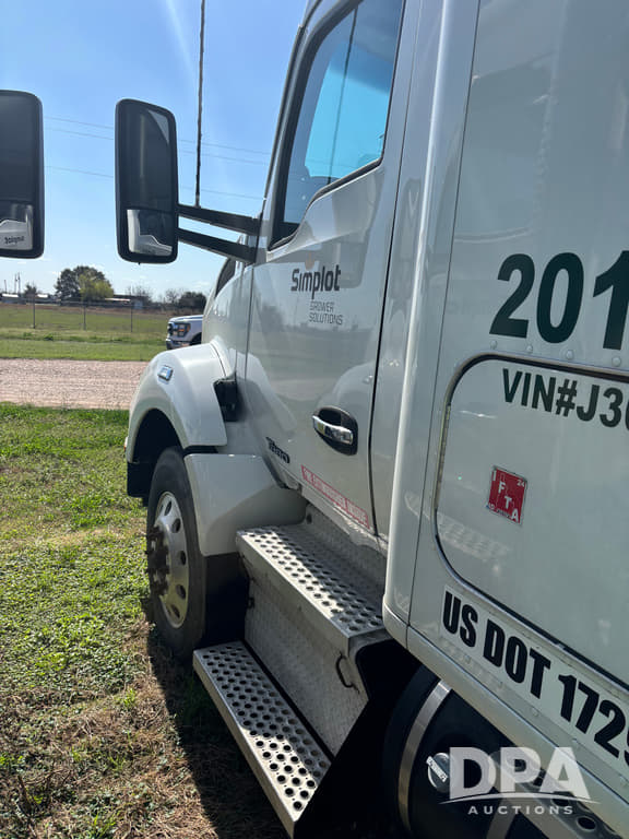 Image of Kenworth T880 equipment image 4