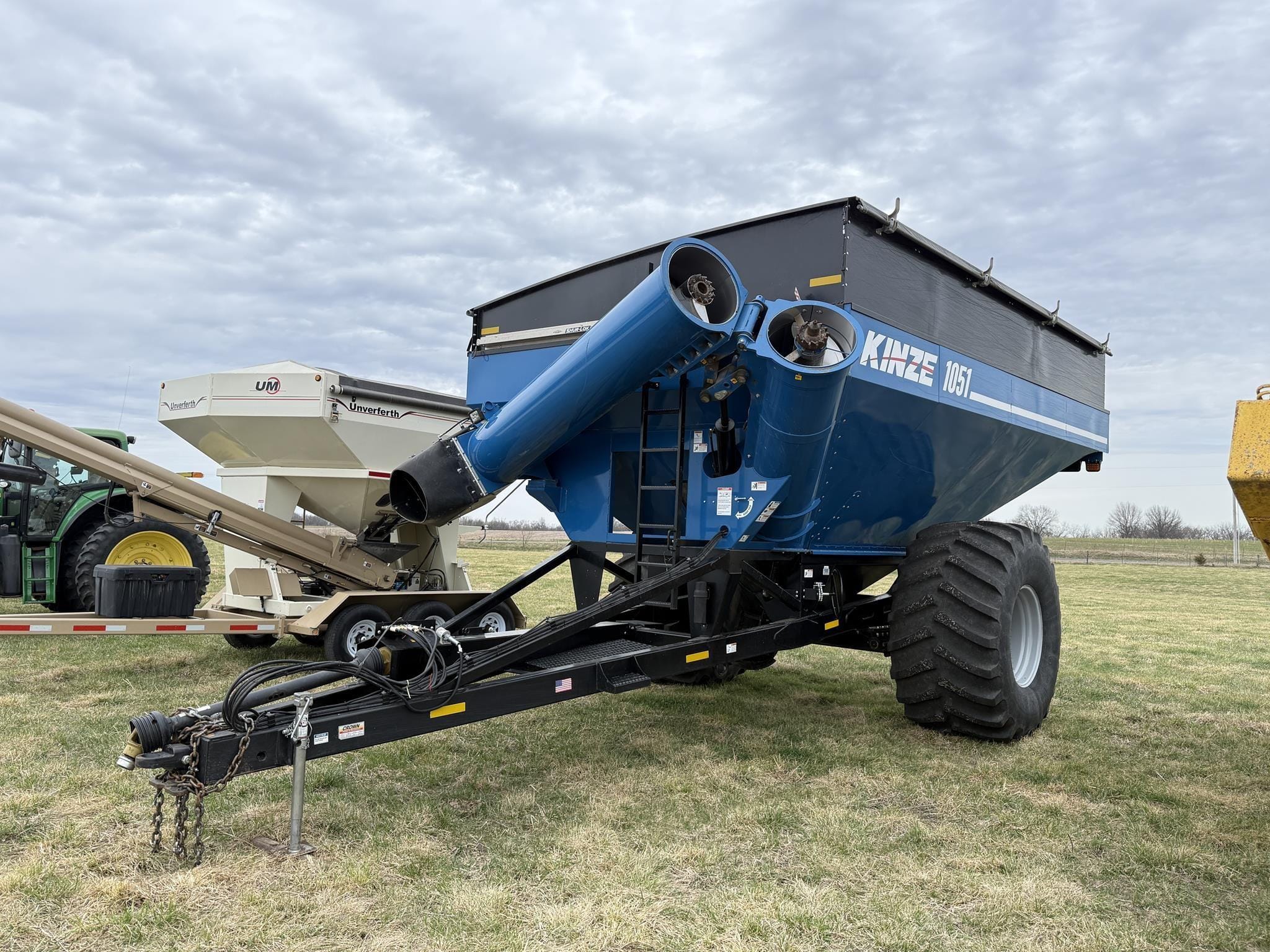 2019 Kinze 1051 Equipment Image0