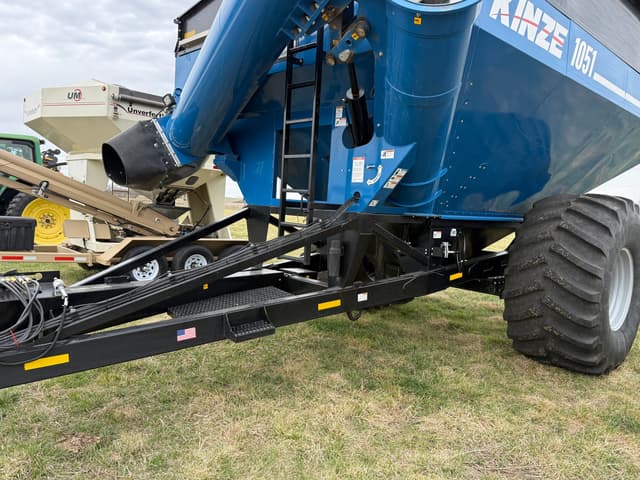 Image of Kinze 1051 equipment image 2