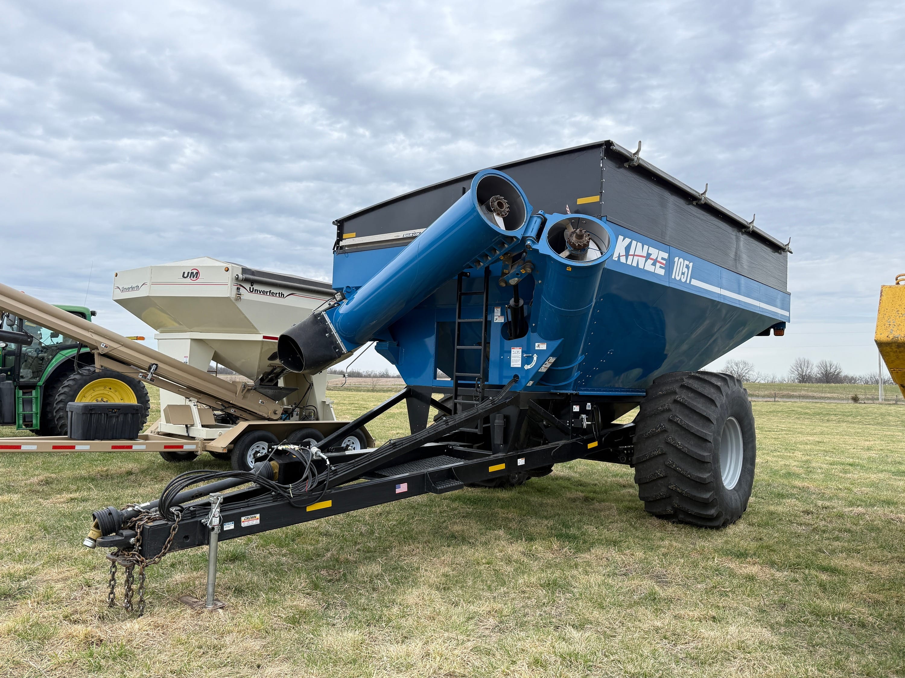 2019 Kinze 1051 Equipment Image0
