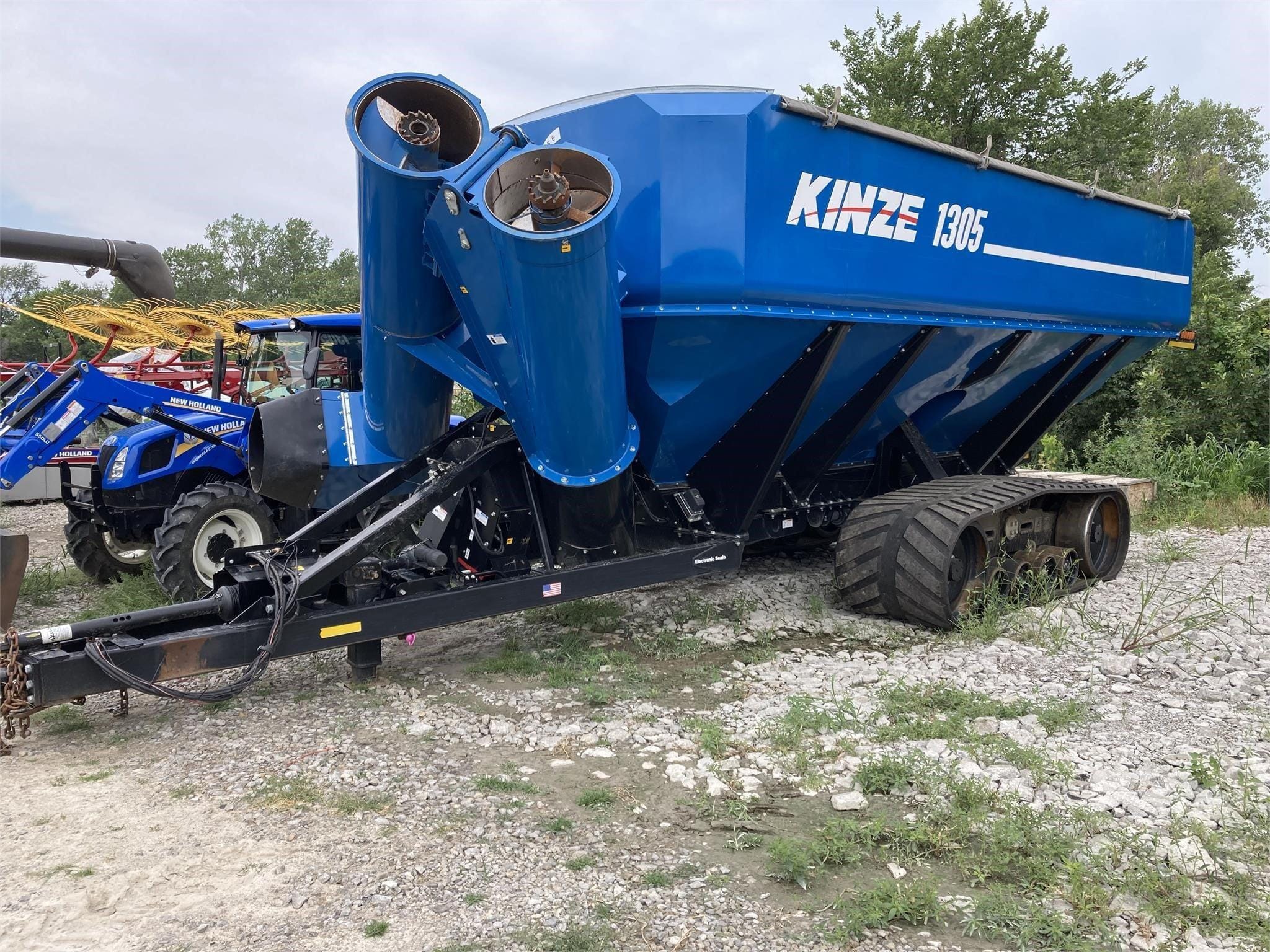 2019 Kinze 1305 Equipment Image0