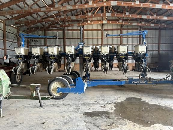 Image of Kinze 3500 equipment image 2