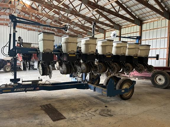 Image of Kinze 3500 equipment image 3