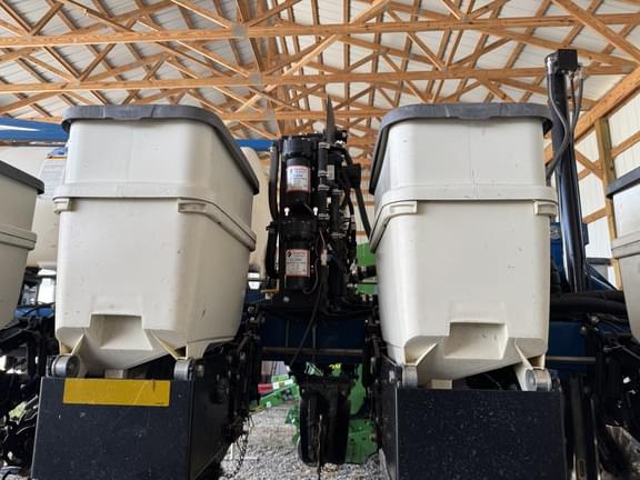 Image of Kinze 3500 equipment image 4