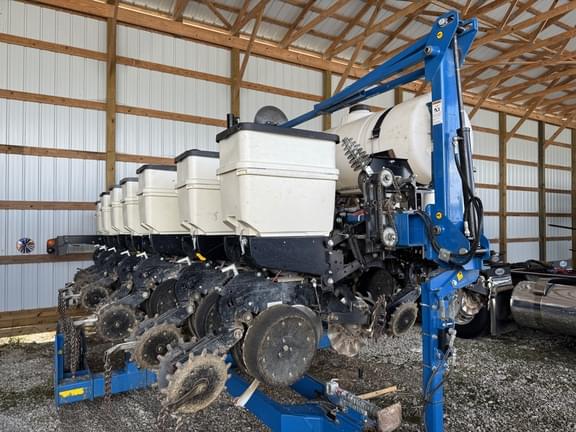 Image of Kinze 3500 equipment image 3