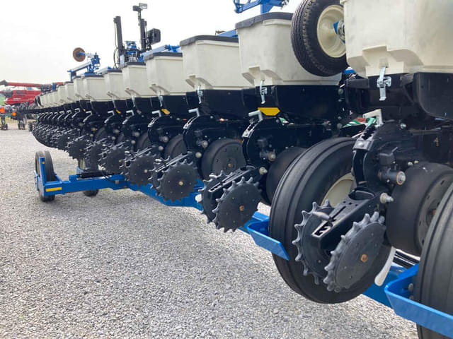 Image of Kinze 3600 equipment image 1