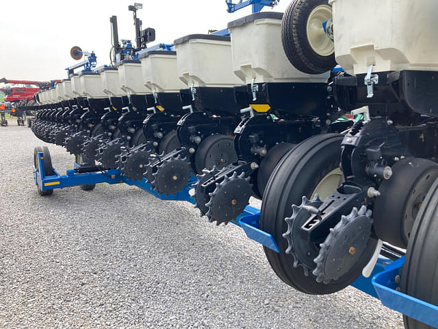 Image of Kinze 3600 equipment image 1