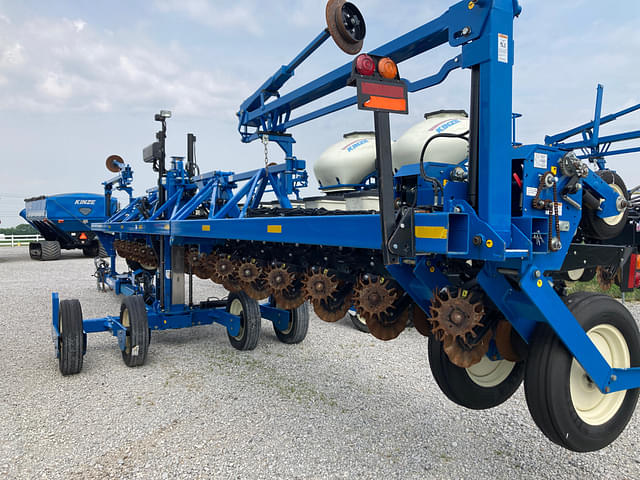 Image of Kinze 3600 equipment image 4