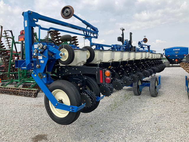 Image of Kinze 3600 equipment image 2