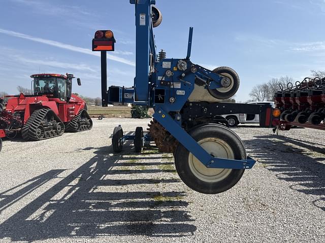 Image of Kinze 3600 equipment image 3