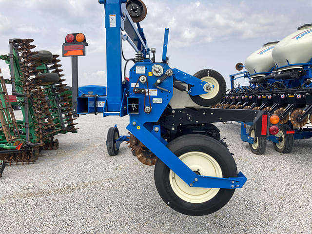 Image of Kinze 3600 equipment image 3