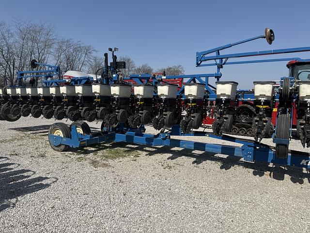 Image of Kinze 3600 equipment image 1
