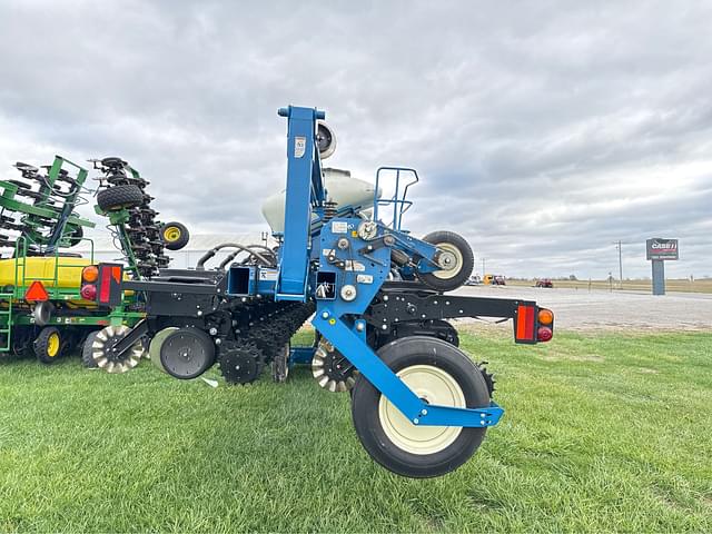 Image of Kinze 3600 equipment image 3