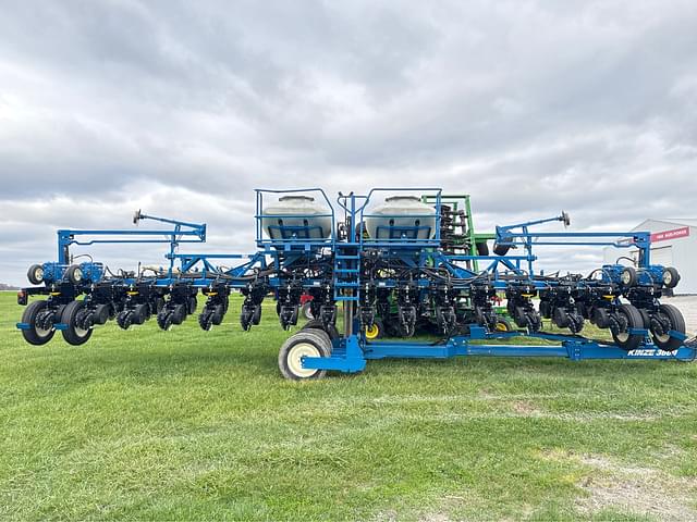 Image of Kinze 3600 equipment image 1