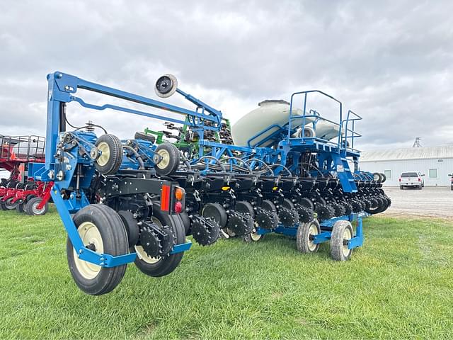 Image of Kinze 3600 equipment image 2