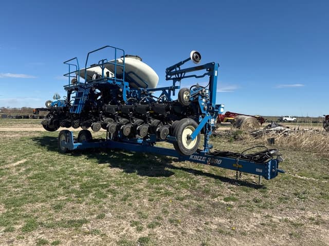 Image of Kinze 3600 equipment image 2