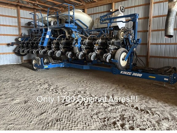 2019 Kinze 3600 Equipment Image0