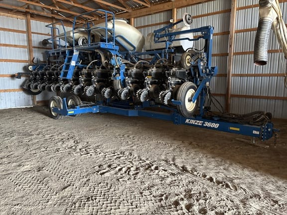 2019 Kinze 3600 Equipment Image0