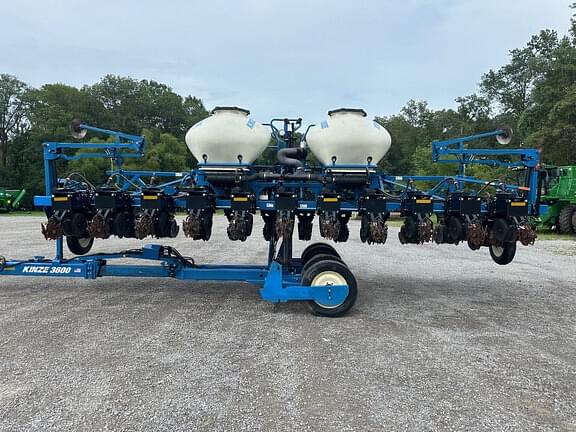 Image of Kinze 3600 equipment image 1